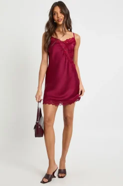 Robe courte en satin et dentelle