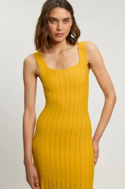 Robe courte en tricot stretch à col carré et ourlet retourné