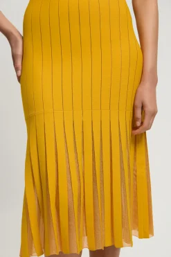 Robe courte en tricot stretch à col carré et ourlet retourné