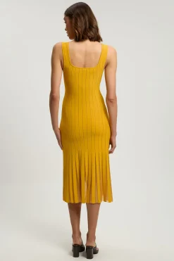 Robe courte en tricot stretch à col carré et ourlet retourné