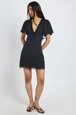 boohoo Robe Courte À Finitions En Dentelle Tall<Femme Satin Et Dentelle|Robes