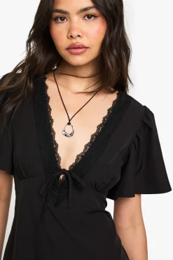 boohoo Robe Courte À Finitions En Dentelle<Femme Satin Et Dentelle|Robes