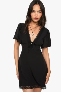 boohoo Robe Courte À Finitions En Dentelle<Femme Satin Et Dentelle|Robes