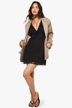 boohoo Robe Courte À Finitions En Dentelle<Femme Satin Et Dentelle|Robes