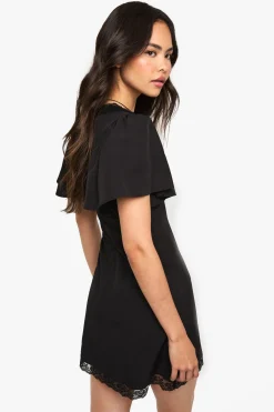 boohoo Robe Courte À Finitions En Dentelle<Femme Satin Et Dentelle|Robes