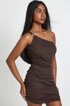 boohoo Robe Courte Froncée Asymétrique À Une Épaule Avec Détail Doré<Femme Looks Chocolat|Robes Moulantes
