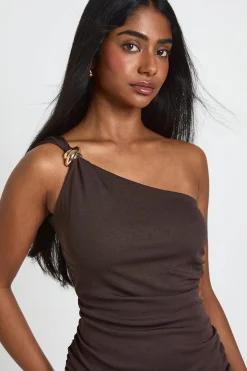 boohoo Robe Courte Froncée Asymétrique À Une Épaule Avec Détail Doré<Femme Looks Chocolat|Robes Moulantes