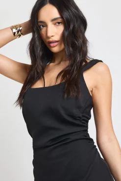 Robe Courte Froncée À Encolure Carrée