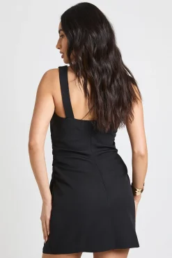 Robe Courte Froncée À Encolure Carrée