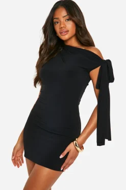 Robe courte froncée soyeuse à épaules dénudées