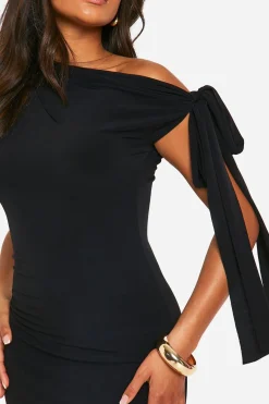 Robe courte froncée soyeuse à épaules dénudées