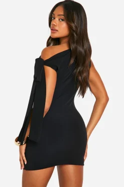 Robe courte froncée soyeuse à épaules dénudées