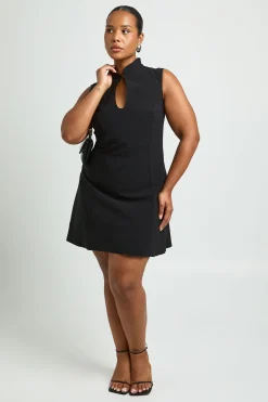 Robe Courte Grande Taille Col Montant Avec Découpe Goutte D'eau Et Nœud Devant
