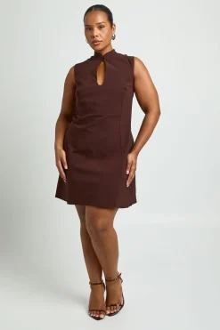 Robe Courte Grande Taille À Col Montant Avec Découpe Nouée Devant
