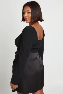Robe Courte Grande Taille En Satin Drapé À Manches Longues