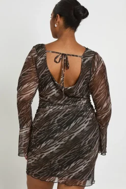 boohoo Robe Courte Grande Taille À Imprimé Animal Mixte Et Manches À Volants<Femme Robes Moulantes|Robes À Manches Longues