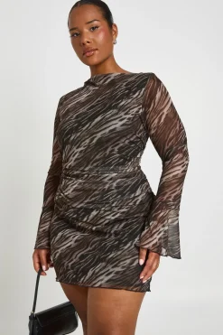 boohoo Robe Courte Grande Taille À Imprimé Animal Mixte Et Manches À Volants<Femme Robes Moulantes|Robes À Manches Longues