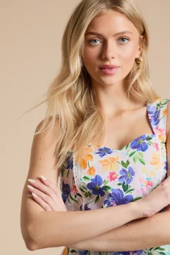 Robe Courte Imprimée À Volants Avec Finition En Dentelle Florale