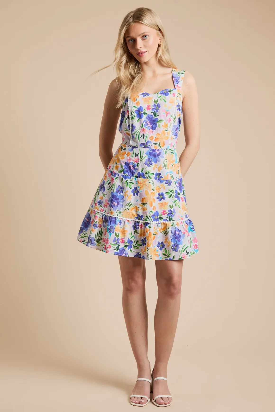 Robe Courte Imprimée À Volants Avec Finition En Dentelle Florale