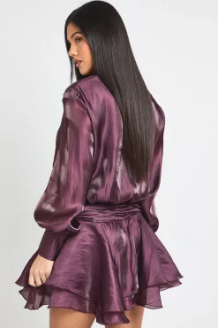 boohoo Robe Courte à Jupe Froncée et Volants en Satin Texturé<Femme Satin Et Dentelle|Robes À Manches Longues