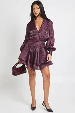 boohoo Robe Courte à Jupe Froncée et Volants en Satin Texturé<Femme Satin Et Dentelle|Robes À Manches Longues