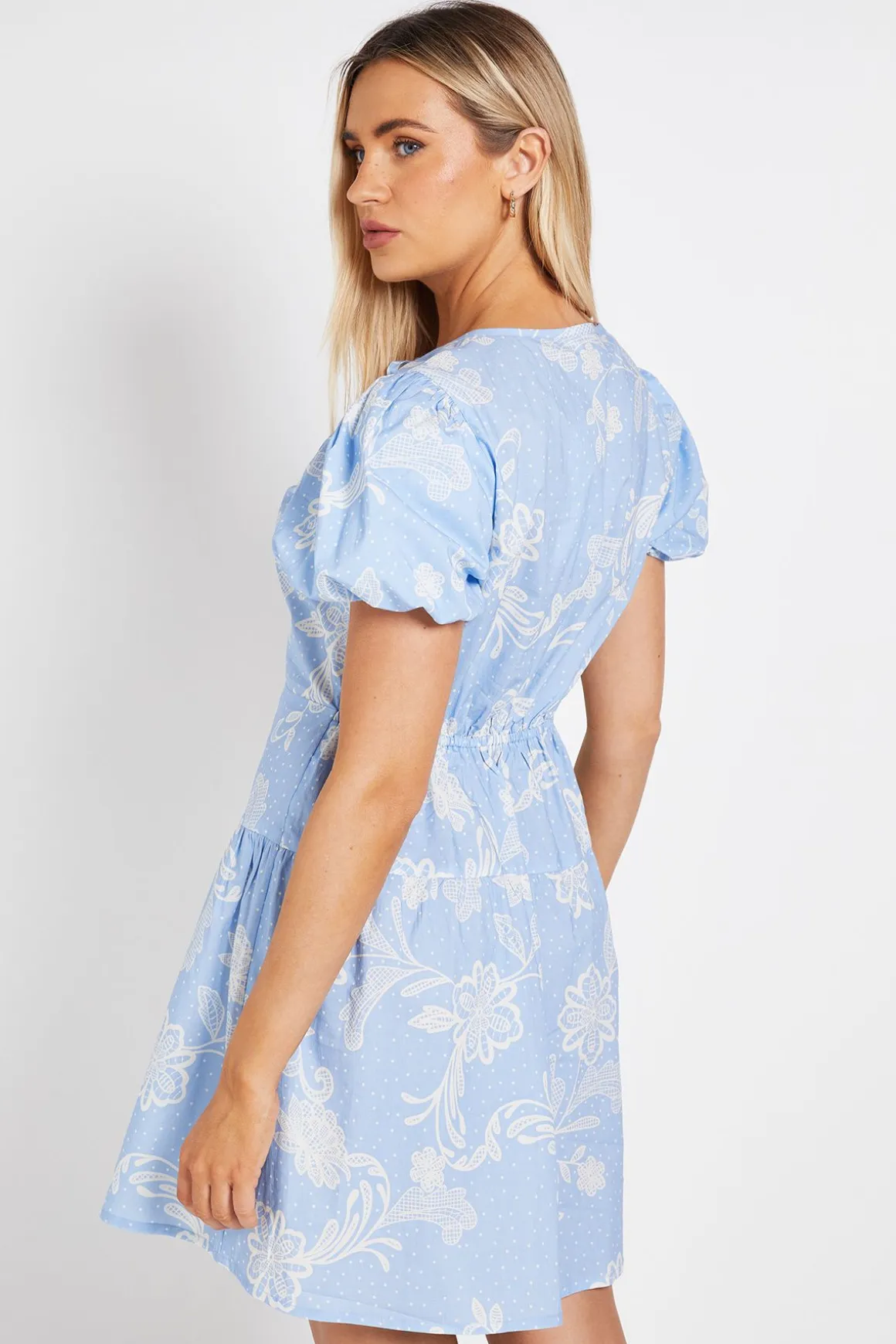 Robe Courte À Manches Bouffantes Avec Détail Boutonné Et Nœud Devant