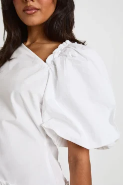 Robe Courte À Manches Bouffantes Et Encolure Asymétrique