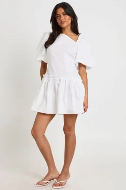 Robe Courte À Manches Bouffantes Et Encolure Asymétrique
