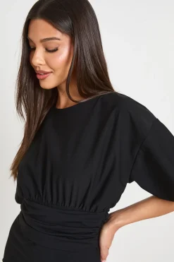 Robe Courte À Manches Courtes Avec Détail Froncé À La Taille