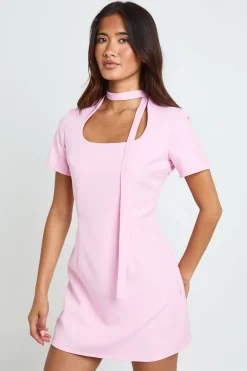 Robe Courte À Manches Courtes Avec Détail Foulard