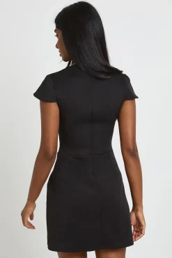 Robe Courte À Manches Courtes Et Décolleté Plongeant