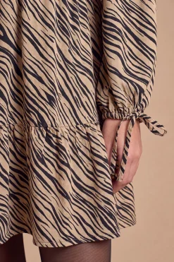 Robe Courte À Manches Longues Avec Col À Volants Pour Petite Taille