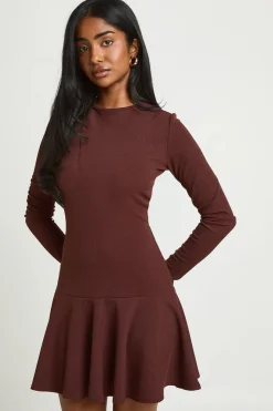 Robe Courte À Manches Longues Côtelée Avec Jupe Évasée