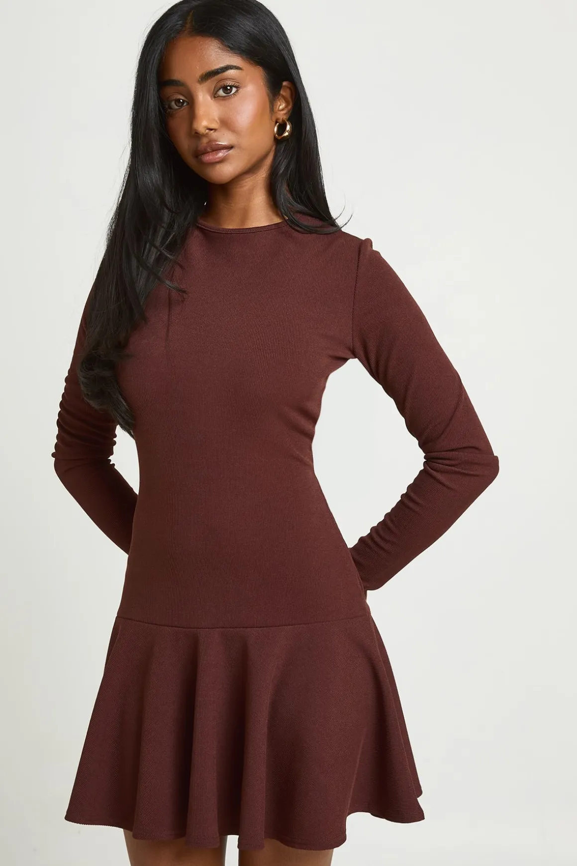 Robe Courte À Manches Longues Côtelée Avec Jupe Évasée