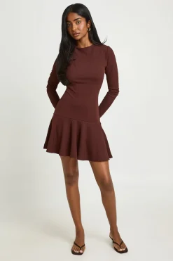 Robe Courte À Manches Longues Côtelée Avec Jupe Évasée