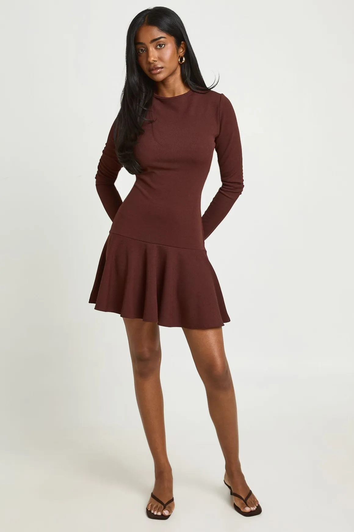 Robe Courte À Manches Longues Côtelée Avec Jupe Évasée