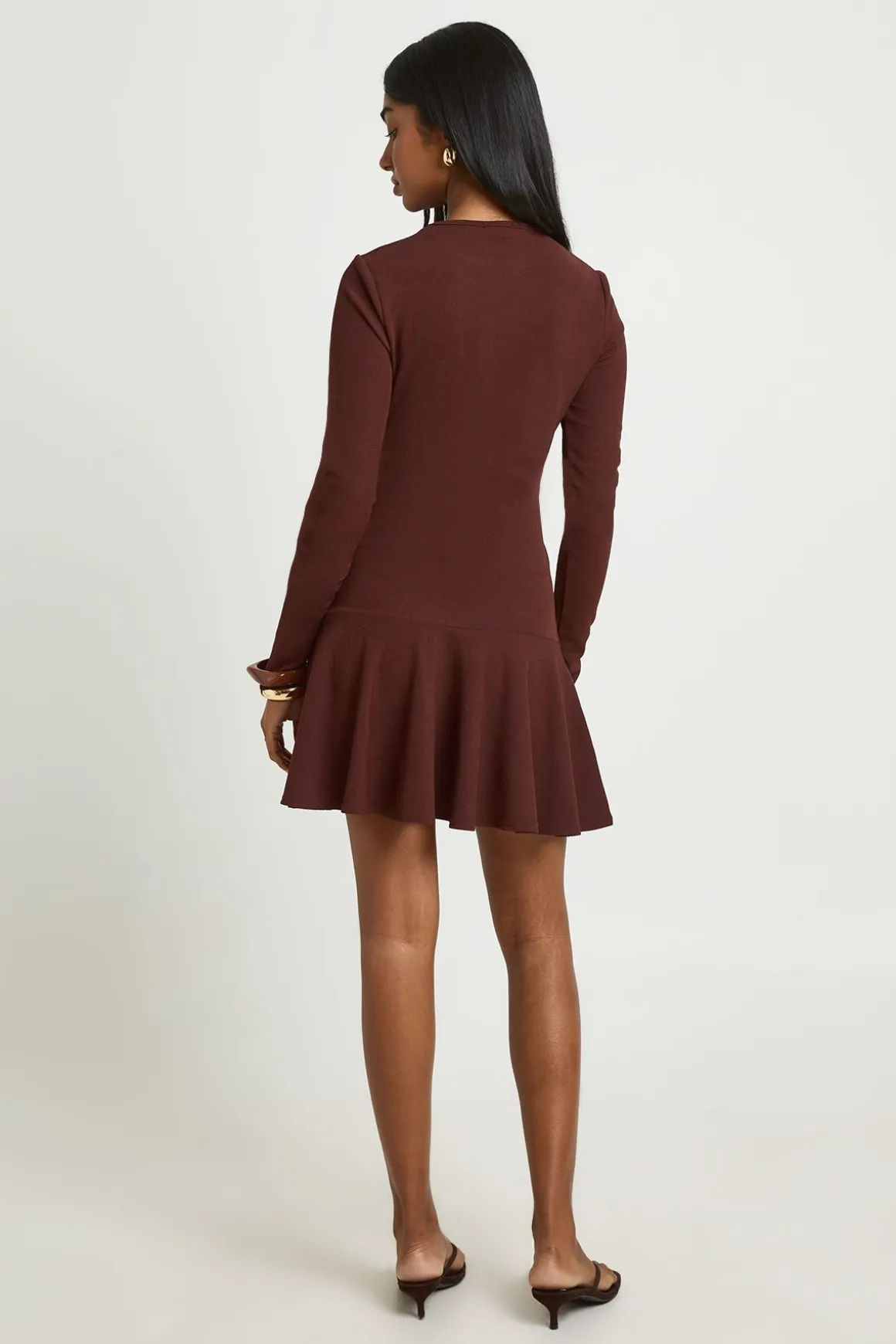 Robe Courte À Manches Longues Côtelée Avec Jupe Évasée