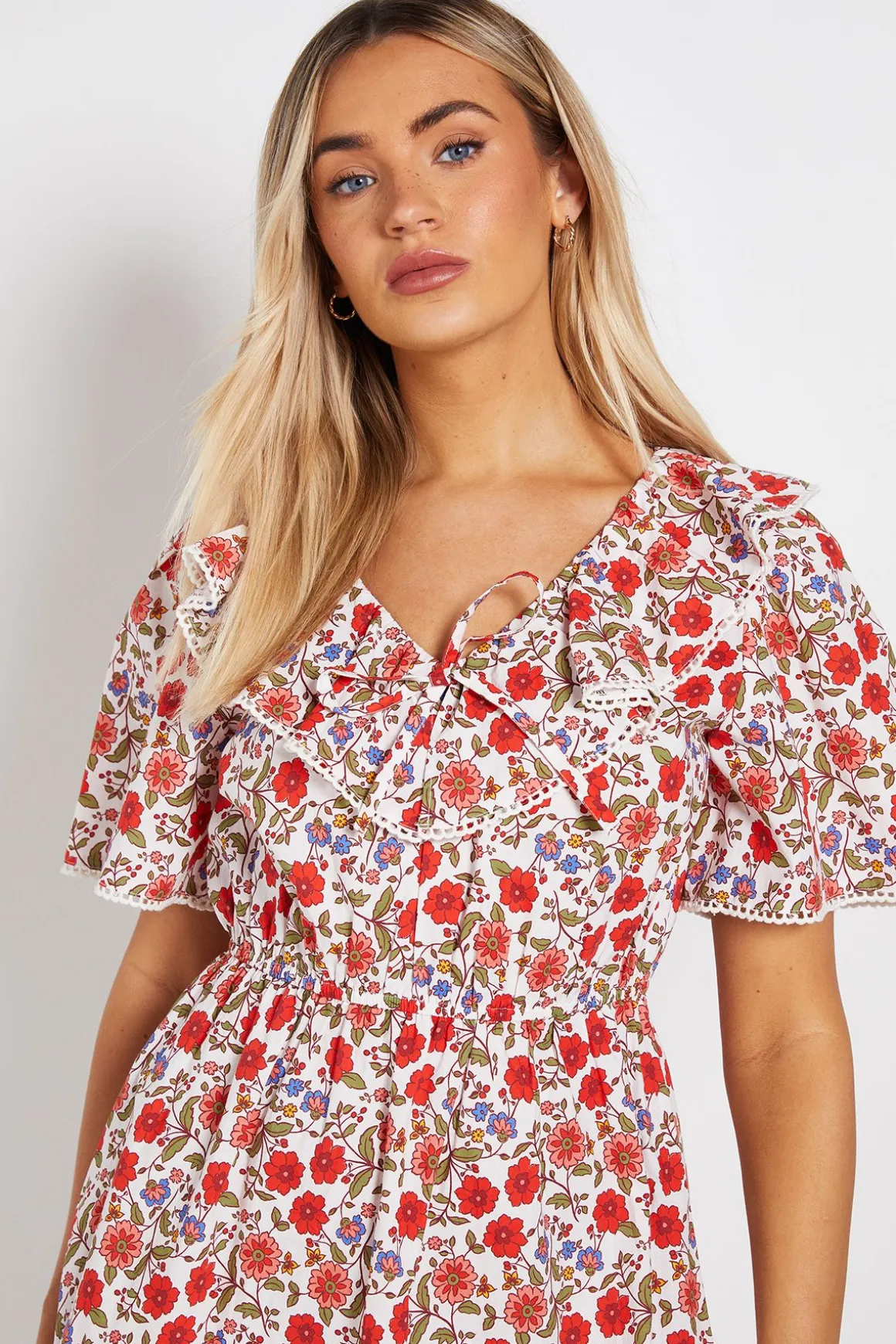 Robe Courte À Manches Papillon Avec Col Noué