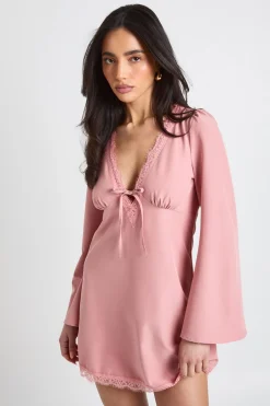 Robe Courte À Manches Évasées Avec Bordure En Dentelle