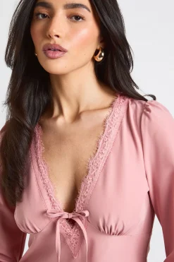 Robe Courte À Manches Évasées Avec Bordure En Dentelle