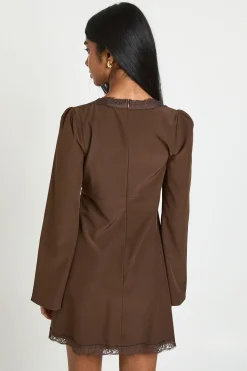 Robe Courte À Manches Évasées Avec Finitions En Dentelle