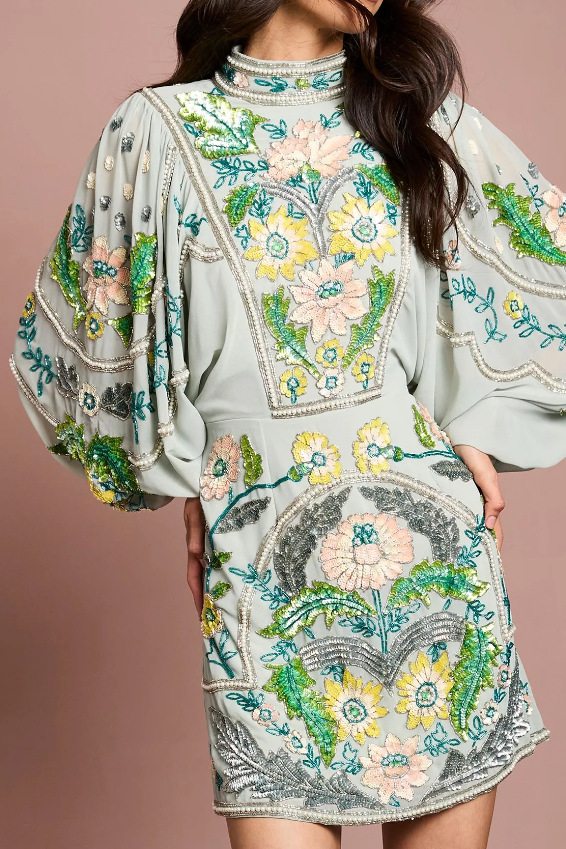 Robe Courte Muse À Manches Longues Chauve-souris Ornée