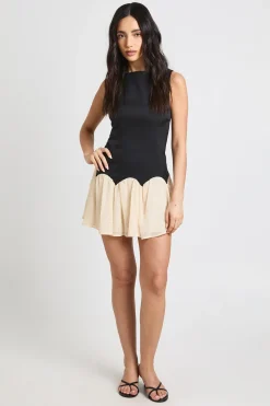 Robe Courte À Ourlet Contrasté Tombant