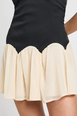 Robe Courte À Ourlet Contrasté Tombant
