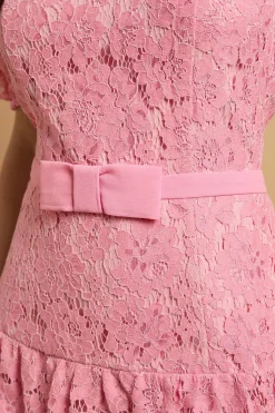 Robe Courte À Ourlet Péplum En Dentelle