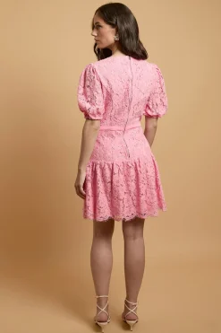 Robe Courte À Ourlet Péplum En Dentelle