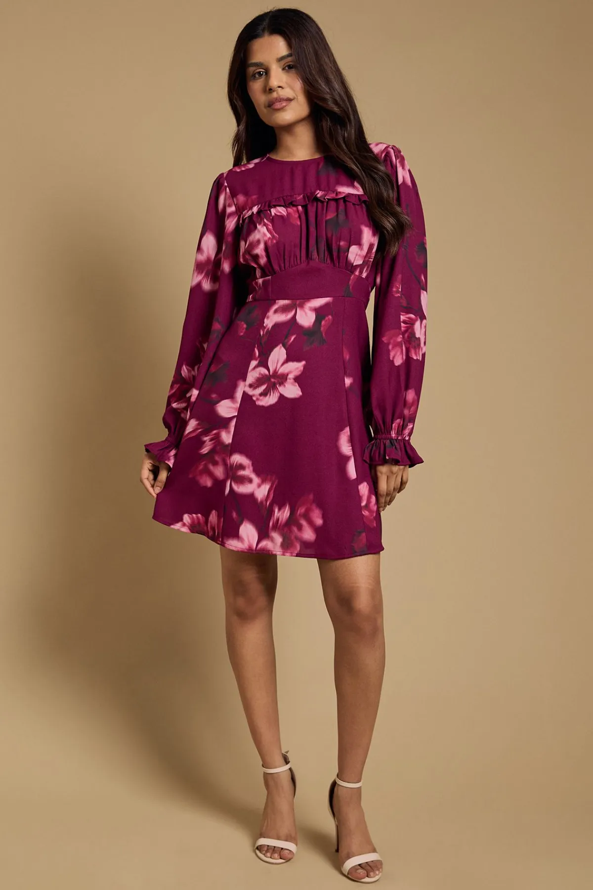 Dorothy Perkins Robe Courte Petite À Manches Longues Avec Corsage Froncé Et Dos En Dentelle<Femme Satin Et Dentelle|Robes À Manches Longues