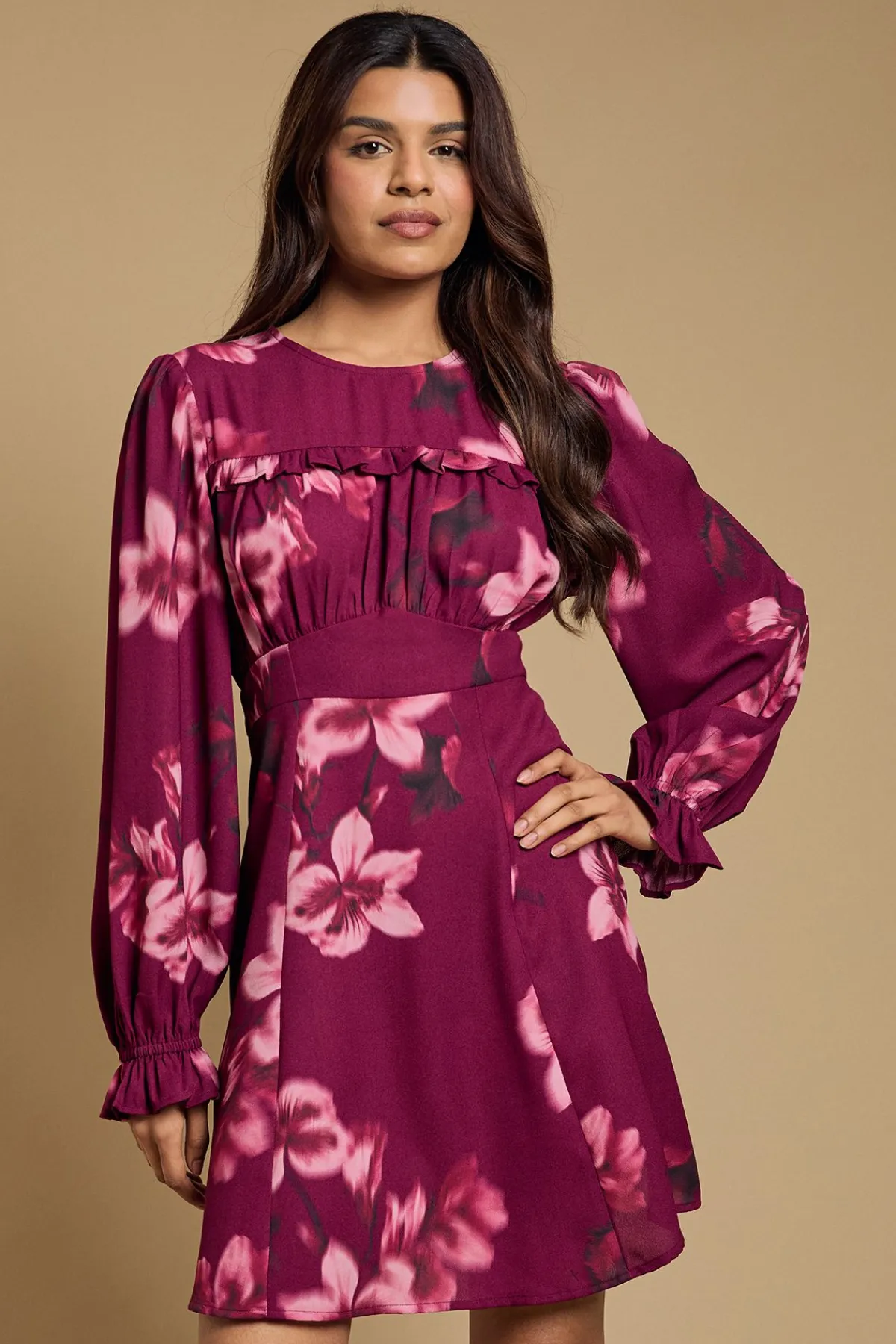 Dorothy Perkins Robe Courte Petite À Manches Longues Avec Corsage Froncé Et Dos En Dentelle<Femme Satin Et Dentelle|Robes À Manches Longues