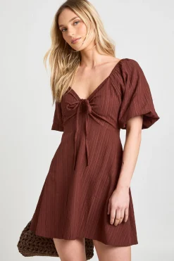 Robe Courte Petite À Manches Volumineuses Texturées