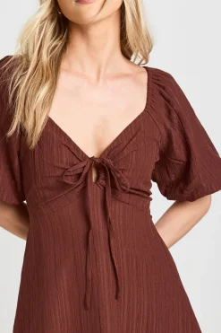 Robe Courte Petite À Manches Volumineuses Texturées